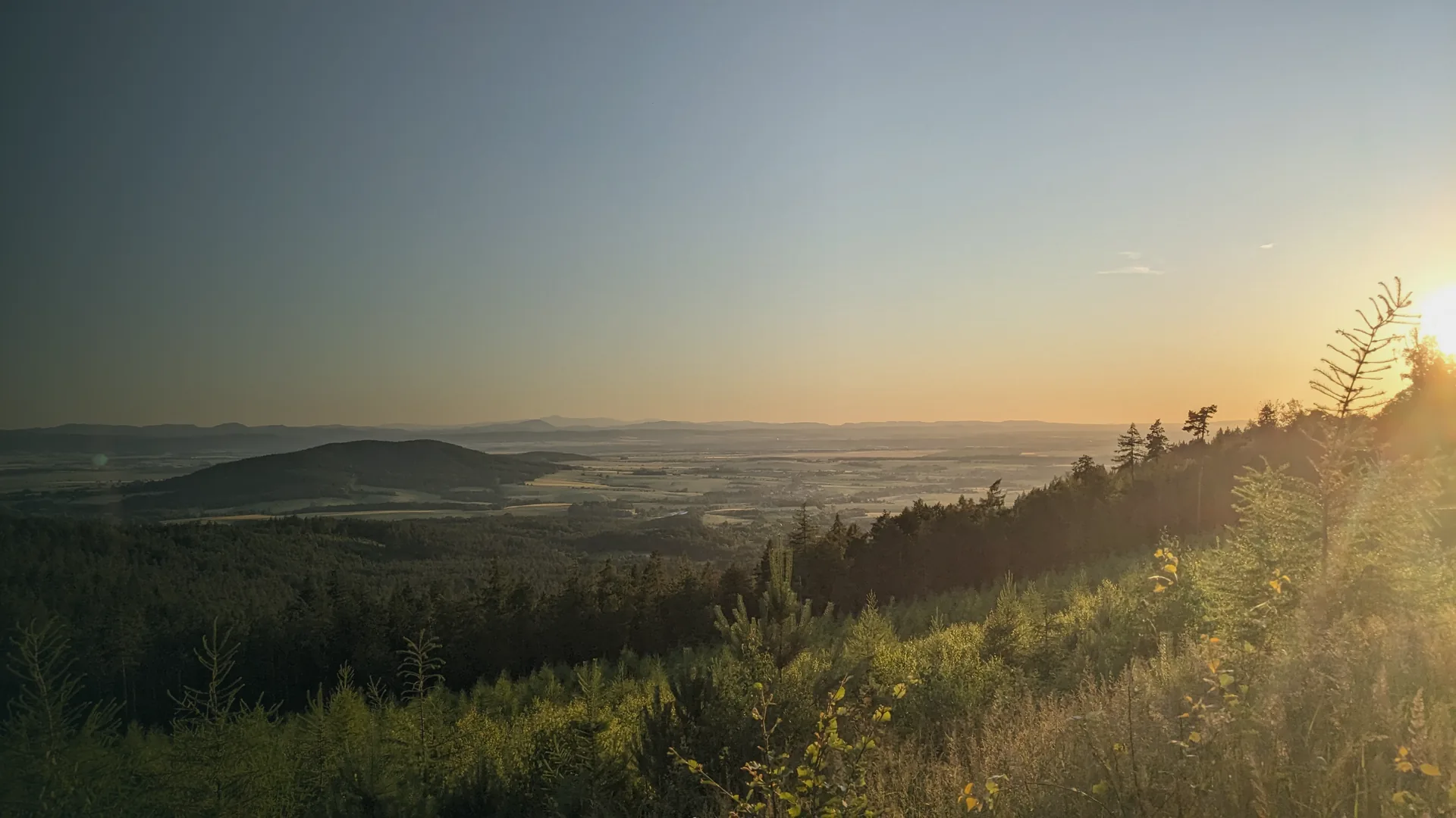 Zachód słońca nad doliną — wieczorne światło